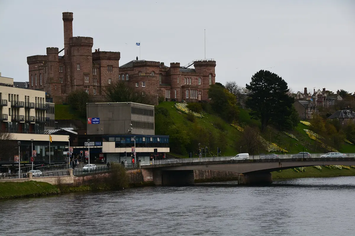 Το Κάστρο του Inverness, ένα κτίριο από κόκκινο ψαμμίτη με πύργους, πάνω από τον ποταμό Ness και μια οδική γέφυρα